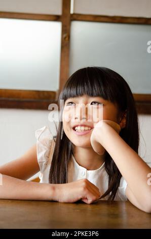 Fille souriant avec des pommettes Banque D'Images