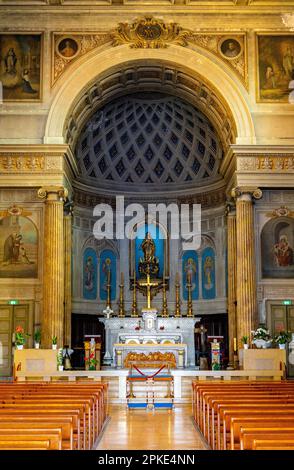 Nice, France - 5 août 2022: Nef et autel principal de notre Dame de Port Eglise Eglise Eglise Eglise Eglise notre Dame du Port dans le port historique de Nice et port de plaisance distrait Banque D'Images