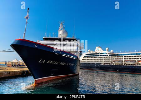 Nice, France - 5 août 2022: Port agréable avec la Belle des Océans et Azamara Voyage bateau de croisière océanique dans le port de Nice et port de plaisance quartier sur FR Banque D'Images