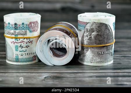 Rouleaux d'Égypte billets de banque d'argent de 100 et 50 EGP LE cent Egyptien et cinquante livres isolés sur le bois caractéristiques Sultan Hassan et Abu Hurayba Banque D'Images