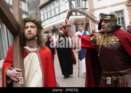 Bensheim, Allemagne. 07th avril 2023. Jésus (Julian Lux) porte la croix à travers le centre-ville pendant la procession du Vendredi Saint. Environ 90 acteurs et actrices amateurs en costumes historiques défilent dans le centre-ville de Bensheim et repassent les stations de la Croix. La procession est organisée par l'association "les familles italiennes et les amis allemands de Bensheim". L'événement a lieu pour la première fois depuis la pandémie de Corona. Credit: Sebastian Christoph Gollnow/dpa/Alay Live News Banque D'Images