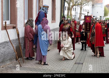 Bensheim, Allemagne. 07th avril 2023. Jésus (Julian Lux) s'agenouille avant les Judas pendus pendant la procession du Vendredi Saint. Environ 90 acteurs et actrices amateurs en costumes historiques défilent dans le centre-ville de Bensheim et repassent les stations de la Croix. La procession est organisée par l'association "les familles italiennes et les amis allemands de Bensheim". L'événement a lieu pour la première fois depuis la pandémie de Corona. Credit: Sebastian Christoph Gollnow/dpa/Alay Live News Banque D'Images