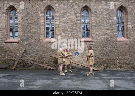 Bensheim, Allemagne. 07th avril 2023. Les interprètes se tiennent devant les croix en bois pendant la procession du Vendredi Saint, en attendant leur tour. Environ 90 acteurs et actrices amateurs en costumes historiques défilent dans le centre-ville de Bensheim et repassent les stations de la Croix. La procession est organisée par l'association "les familles italiennes et les amis allemands de Bensheim". L'événement a lieu pour la première fois depuis la pandémie de Corona. Credit: Sebastian Christoph Gollnow/dpa/Alay Live News Banque D'Images