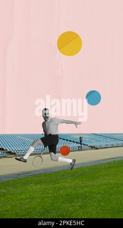 Jeune homme élégant jouant au tennis sur un terrain vert avec un arrière-plan abstrait. Membre du club de sport. Collage d'art contemporain. Disposition verticale. Banque D'Images