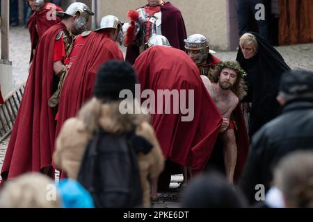 Bensheim, Allemagne. 07th avril 2023. Jésus (Julian Lux) est pris de la croix pendant la procession du Vendredi Saint. Environ 90 acteurs et actrices amateurs en costumes historiques défilent dans le centre-ville de Bensheim et repassent les stations de la Croix. La procession est organisée par l'association "les familles italiennes et les amis allemands de Bensheim". L'événement a lieu pour la première fois depuis la pandémie de Corona. Credit: Sebastian Christoph Gollnow/dpa/Alay Live News Banque D'Images