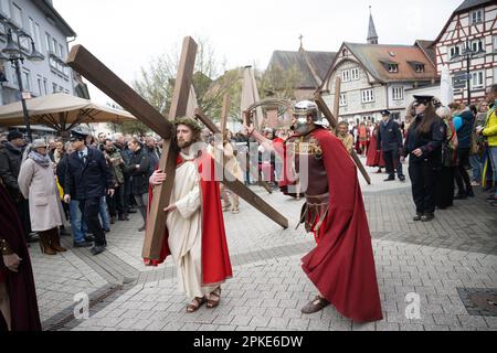 Bensheim, Allemagne. 07th avril 2023. Jésus (Julian Lux) porte la croix à travers le centre-ville pendant la procession du Vendredi Saint. Environ 90 acteurs et actrices amateurs en costumes historiques défilent dans le centre-ville de Bensheim et repassent les stations de la Croix. La procession est organisée par l'association "les familles italiennes et les amis allemands de Bensheim". L'événement a lieu pour la première fois depuis la pandémie de Corona. Credit: Sebastian Christoph Gollnow/dpa/Alay Live News Banque D'Images