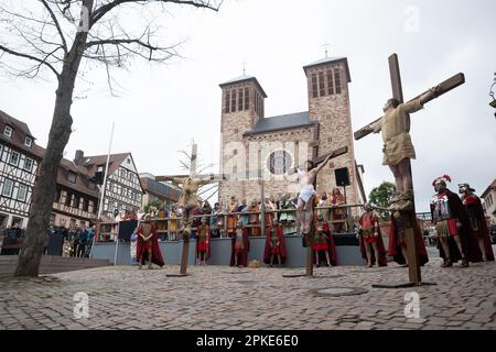 Bensheim, Allemagne. 07th avril 2023. Jésus (M, Julian Lux) est suspendu sur la croix pendant la procession du Vendredi Saint. Environ 90 acteurs et actrices amateurs en costumes historiques défilent dans le centre-ville de Bensheim et repassent les stations de la Croix. La procession est organisée par l'association "les familles italiennes et les amis allemands de Bensheim". L'événement a lieu pour la première fois depuis la pandémie de Corona. Credit: Sebastian Christoph Gollnow/dpa/Alay Live News Banque D'Images