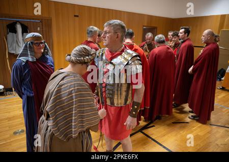 Bensheim, Allemagne. 07th avril 2023. L'interprète d'un centurion obtient son armure avant la procession du Vendredi Saint. Environ 90 acteurs et actrices amateurs en costumes historiques défilent dans le centre de Bensheim et repassent les stations de la Croix. La procession est organisée par l'association "les familles italiennes et les amis allemands de Bensheim". L'événement a lieu pour la première fois depuis la pandémie de Corona. Credit: Sebastian Christoph Gollnow/dpa/Alay Live News Banque D'Images