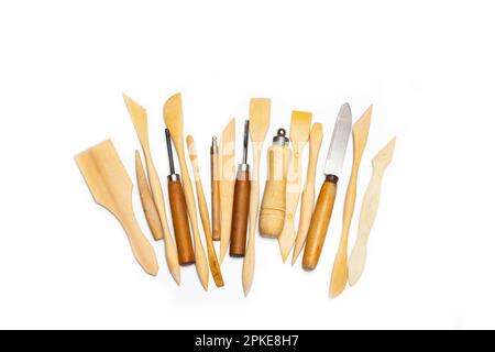 Spatules, gouges et poinçons en poterie en bois sur fond blanc avec espace de copie Banque D'Images