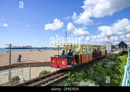 Brighton Royaume-Uni 7th avril 2023 - les visiteurs apprécient une promenade sur le train de Volk dans le soleil de vacances de banque du Vendredi Saint sur le front de mer de Brighton comme le bon temps est prévu pour durer au cours du week-end de Pâques : crédit Simon Dack / Alamy Live News Banque D'Images