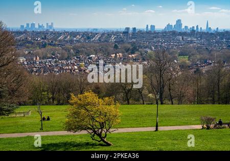 Horizon de Londres au début du printemps vu du parc Alexandra Banque D'Images