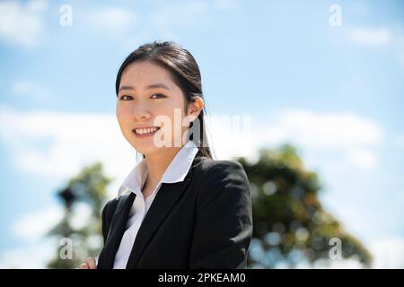 Femme en costume riant Banque D'Images