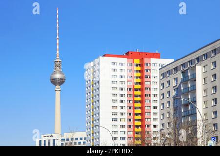 Bâtiment en panneaux reconstruit sur Alexanderplatz à côté de la tour de télévision, Berlin - Allemagne 6 avril 2023 Banque D'Images