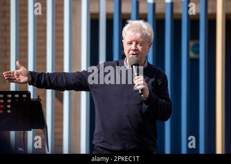 Le pasteur Jack McKee s'est exprimé devant le culte entre les Gates, une partie du mur de la paix humaine par l'église de la ville de New Life sur la rue Northumberland à Belfast, entre la communauté unioniste de Shankill et la communauté nationaliste irlandaise de la route Falls. Date de la photo: Vendredi 6 avril 2023. Banque D'Images