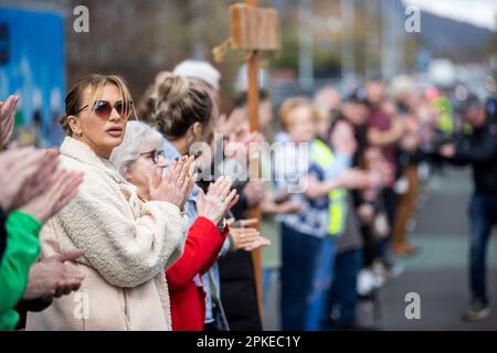 Les gens applaudissent après avoir pris part au culte entre les Gates, une partie du mur de la paix humaine par l'église de la ville de New Life sur Northumberland Street à Belfast, entre la communauté unioniste de Shankill et la communauté nationaliste irlandaise de Falls Road. Date de la photo: Vendredi 6 avril 2023. Banque D'Images