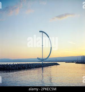 La girouette sur la jetée de la marina de Lausanne en Suisse au coucher du soleil Banque D'Images