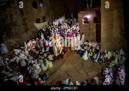 La messe de Pâques à l'extérieur des murs de Bete Medhane Alem à Lalibela, lors de la célébration de Pâques orthodoxe éthiopienne sainte de Fasika Banque D'Images