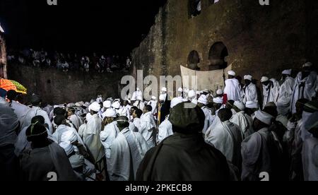 La messe de Pâques était bondée de pèlerins devant les murs de Bete Medhane Alem à Lalibela, lors de la sainte fête de Pâques orthodoxe éthiopienne de Fasika Banque D'Images