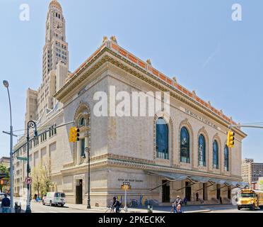 Brooklyn Academy of Music Peter Jay Sharp Building, est un centre culturel de style Renaissance de briques et de terre cuite polychrome. (Coin ne) Banque D'Images