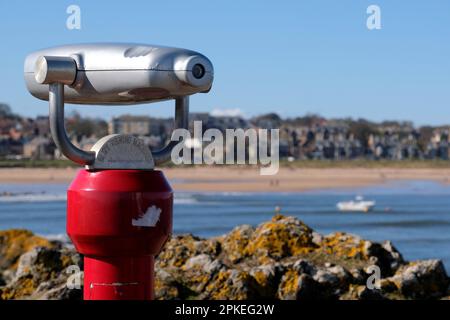 North Berwick, Écosse, Royaume-Uni. 07th avril 2023. Un magnifique départ ensoleillé le matin amène les visiteurs de vacances de Pâques et les habitants sur les plages de Berwick du Nord. Vue sur la ville et la plage de West Bay depuis le port. Crédit : Craig Brown/Alay Live News Banque D'Images