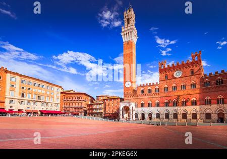 Sienne, Italie. La Piazza del Campo de Sienne est une magnifique place médiévale, célèbre pour sa forme de coquille distinctive et l'imposant Palazzo Pubblico. Tusca Banque D'Images