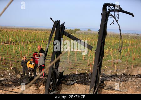 Beyrouth, Liban. 7th avril 2023. Les enfants libanais regardent la destruction d'un pont près du camp de réfugiés palestiniens de Rashidieh, au sud du Liban, à 7 avril 2023. Des explosions fortes ont été entendues tôt vendredi matin autour de la ville libanaise de Tyr immédiatement après que les Forces de défense israéliennes ont informé la Force intérimaire des Nations Unies au Liban (FINUL) qu'elles allaient commencer une réaction d'artillerie aux tirs de roquettes du sud du Liban, a déclaré l'équipe de maintien de la paix de l'ONU dans un communiqué de presse. Crédit: Ali Hashisho/Xinhua/Alay Live News Banque D'Images