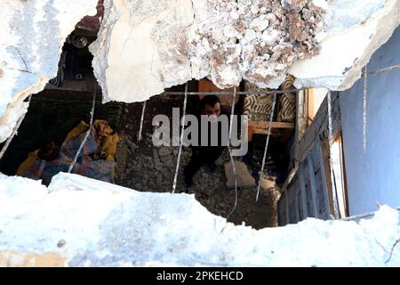 Beyrouth, Liban. 7th avril 2023. Un homme regarde le toit endommagé d'une maison dans l'attaque aérienne israélienne qui a visé un jardin près de la ville de Tyr, au sud du Liban, à 7 avril 2023. Des explosions fortes ont été entendues tôt vendredi matin autour de la ville libanaise de Tyr immédiatement après que les Forces de défense israéliennes ont informé la Force intérimaire des Nations Unies au Liban (FINUL) qu'elles allaient commencer une réaction d'artillerie aux tirs de roquettes du sud du Liban, a déclaré l'équipe de maintien de la paix de l'ONU dans un communiqué de presse. Crédit: Ali Hashisho/Xinhua/Alay Live News Banque D'Images