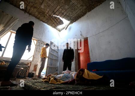 Beyrouth, Liban. 7th avril 2023. Les gens vérifient la maison endommagée lors de la frappe aérienne israélienne qui a visé un jardin près de la ville de Tyr, au sud du Liban, à 7 avril 2023. Des explosions fortes ont été entendues tôt vendredi matin autour de la ville libanaise de Tyr immédiatement après que les Forces de défense israéliennes ont informé la Force intérimaire des Nations Unies au Liban (FINUL) qu'elles allaient commencer une réaction d'artillerie aux tirs de roquettes du sud du Liban, a déclaré l'équipe de maintien de la paix de l'ONU dans un communiqué de presse. Crédit: Ali Hashisho/Xinhua/Alay Live News Banque D'Images