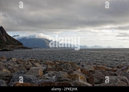 Fjords dans un matin nuageux, vu de l'île de Moskenesøya, Lofoten, Norvège Banque D'Images