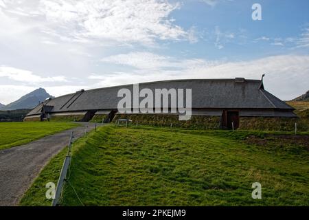 La longue maison viking traditionnelle du Lofoten Viking Museum, située sur l'île Vestvågøya, en Norvège Banque D'Images