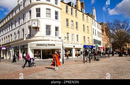 Dundee, Tayside, Écosse, Royaume-Uni. 7th avril 2023. Météo au Royaume-Uni : pendant les vacances du vendredi de Pâques, les températures dans le nord-est de l'Écosse ont atteint environ 14°C. Le soleil chaud d'avril attire les gens à la mode pour passer la journée dans le centre-ville de Dundee, en profitant du beau temps du printemps tout en se rendant à leurs activités quotidiennes. Crédit : Dundee Photographics/Alamy Live News Banque D'Images