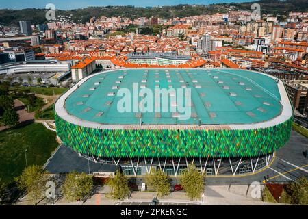 Bilbao, Espagne - 5 avril 2023 : vue aérienne sur la façade du drone de Bilbao Arena, une arène intérieure pouvant accueillir 10 000 personnes pour le basket-ball Banque D'Images