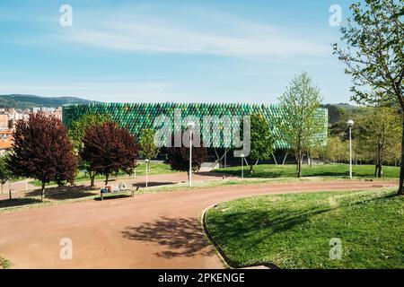 Bilbao, Espagne - 5 avril 2023 : vue de façade de l'aréna de Bilbao, un aréna intérieur pouvant accueillir 10 000 personnes pour des matchs de basket-ball Banque D'Images