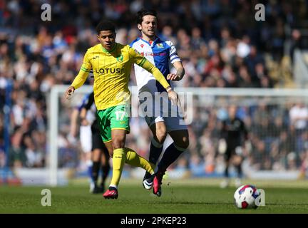 Gabriel Sara, de Norwich City, et Lewis Travis, de Blackburn Rovers (à droite), se battent pour le ballon lors du championnat Sky Bet à Ewood Park, Blackburn. Date de la photo: Vendredi 7 avril 2023. Banque D'Images