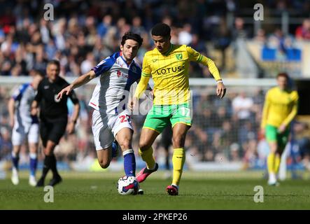 Gabriel Sara, de Norwich City, et Lewis Travis, de Blackburn Rovers (à gauche), se battent pour le ballon lors du championnat Sky Bet à Ewood Park, Blackburn. Date de la photo: Vendredi 7 avril 2023. Banque D'Images