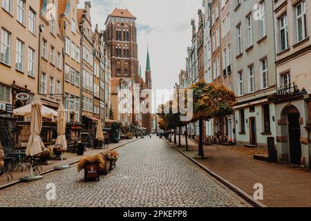 Gdansk, Pologne - 30 octobre 2022 : vue sur la rue avec la cathédrale sainte Marie sous la lumière du soleil matinale dans la vieille ville de Gdansk Banque D'Images