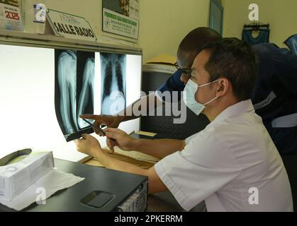 Dakar. 31st mars 2023. Jiang Wenkuang, membre de l'équipe médicale chinoise, travaille avec un médecin local à l'Hôpital pour enfants de Diamniadio à Dakar, Sénégal sur 21 mars 2023. Les 19th équipes médicales chinoises envoyées au Sénégal fournissent des services médicaux à l'hôpital pour enfants de Diamniadio depuis novembre 2021. Depuis 31 mars 2023, l'équipe médicale avait fourni 7 058 services de consultation externe, complété 3 150 chirurgies et 1 039 cas d'anesthésie. Credit: Han Xu/Xinhua/Alay Live News Banque D'Images