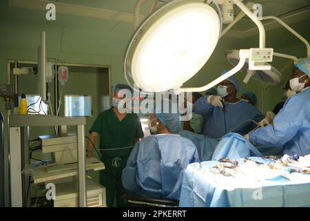 Dakar. 31st mars 2023. L'infirmière Qiu Jinghua (1st L) de l'équipe médicale chinoise assiste le médecin dans une opération à l'Hôpital pour enfants de Diamniadio à Dakar, Sénégal sur 21 mars 2023. Les 19th équipes médicales chinoises envoyées au Sénégal fournissent des services médicaux à l'hôpital pour enfants de Diamniadio depuis novembre 2021. Depuis 31 mars 2023, l'équipe médicale avait fourni 7 058 services de consultation externe, complété 3 150 chirurgies et 1 039 cas d'anesthésie. Credit: Han Xu/Xinhua/Alay Live News Banque D'Images