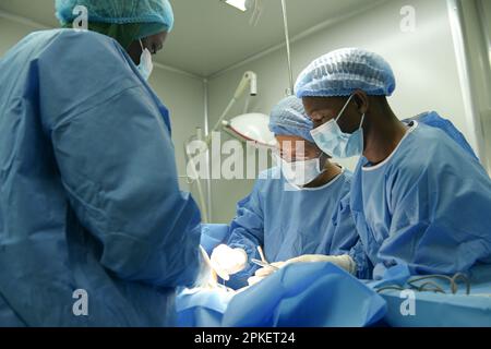 Dakar. 31st mars 2023. Zhang Yong (2nd R), membre de l'équipe médicale chinoise, opère sur un enfant à l'hôpital pour enfants de Diamniadio à Dakar, Sénégal, sur 21 mars 2023. Les 19th équipes médicales chinoises envoyées au Sénégal fournissent des services médicaux à l'hôpital pour enfants de Diamniadio depuis novembre 2021. Depuis 31 mars 2023, l'équipe médicale avait fourni 7 058 services de consultation externe, complété 3 150 chirurgies et 1 039 cas d'anesthésie. Credit: Han Xu/Xinhua/Alay Live News Banque D'Images