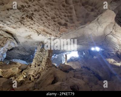 28 février 2023, Vietnam, Halong-Bucht : formations rocheuses dans la grotte surprise (Hang Sung Sot). Située sur l'île de Bo Hòn, la grotte de Sung Sot a été découverte pour la première fois par les explorateurs français en 1901. Couvrant une superficie de plus de 12 200 mètres carrés, l'immense grotte se compose de trois petits compartiments ou « chambres », chacun rempli d'impressionnantes formations de stalactites. Halong Bay (vietnamien : Vinh Ha long) est une zone d'environ 1 500 kilomètres carrés dans le golfe de Tonkin dans la province de Quang Ninh dans le nord du Vietnam. En 1994, l'UNESCO a déclaré la baie un site classé au patrimoine mondial. Photo : Alexandra Schuler/dpa Banque D'Images
