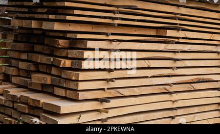 Des piles de planches de bois dans la scierie, bordés. Conseils pour le sciage de l'entrepôt sur une scierie à l'extérieur. Bois Bois de construction de la pile de bois blancs en ma Banque D'Images