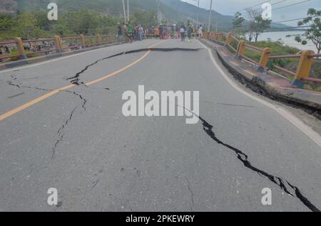 Palu, Indonésie. 07th avril 2023. Un des ponts d'accès reliant les provinces de Sulawesi central et Sulawesi ouest a été coupé, pour être précis dans la ville de Palu, Sulawesi central. Le passage de véhicules à deux et à quatre roues doit utiliser une autre solution en traversant la rivière. Les policiers de la République d'Indonésie ont immédiatement installé une ligne de police sur le pont afin qu'aucun véhicule ne passe et qu'ils n'interdisaient pas aux résidents de passer sur le pont. (Photo de Wahono/Pacific Press) Credit: Pacific Press Media production Corp./Alay Live News Banque D'Images