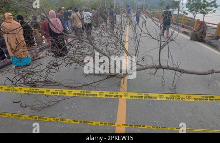 Palu, Indonésie. 07th avril 2023. Un des ponts d'accès reliant les provinces de Sulawesi central et Sulawesi ouest a été coupé, pour être précis dans la ville de Palu, Sulawesi central. Le passage de véhicules à deux et à quatre roues doit utiliser une autre solution en traversant la rivière. Les policiers de la République d'Indonésie ont immédiatement installé une ligne de police sur le pont afin qu'aucun véhicule ne passe et qu'ils n'interdisaient pas aux résidents de passer sur le pont. (Photo de Wahono/Pacific Press) Credit: Pacific Press Media production Corp./Alay Live News Banque D'Images