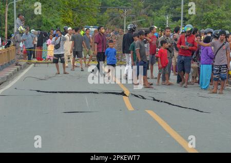 Palu, Indonésie. 07th avril 2023. Un des ponts d'accès reliant les provinces de Sulawesi central et Sulawesi ouest a été coupé, pour être précis dans la ville de Palu, Sulawesi central. Le passage de véhicules à deux et à quatre roues doit utiliser une autre solution en traversant la rivière. Les policiers de la République d'Indonésie ont immédiatement installé une ligne de police sur le pont afin qu'aucun véhicule ne passe et qu'ils n'interdisaient pas aux résidents de passer sur le pont. (Photo de Wahono/Pacific Press) Credit: Pacific Press Media production Corp./Alay Live News Banque D'Images