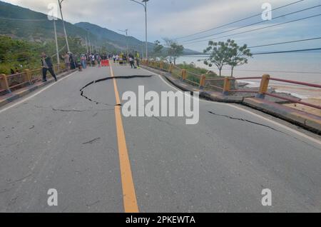 Palu, Indonésie. 07th avril 2023. Un des ponts d'accès reliant les provinces de Sulawesi central et Sulawesi ouest a été coupé, pour être précis dans la ville de Palu, Sulawesi central. Le passage de véhicules à deux et à quatre roues doit utiliser une autre solution en traversant la rivière. Les policiers de la République d'Indonésie ont immédiatement installé une ligne de police sur le pont afin qu'aucun véhicule ne passe et qu'ils n'interdisaient pas aux résidents de passer sur le pont. (Photo de Wahono/Pacific Press) Credit: Pacific Press Media production Corp./Alay Live News Banque D'Images