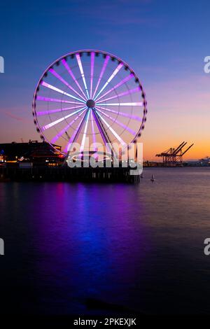 WA24167-00....WASHINGTON - Grande roue de Seattle au bord du Puget Sound. Pier 57, Miners Landing. Banque D'Images