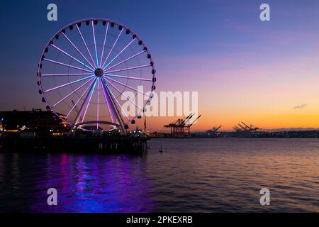 WA24168-00....WASHINGTON - Grande roue de Seattle au bord du Puget Sound. Pier 57, Miners Landing. Banque D'Images