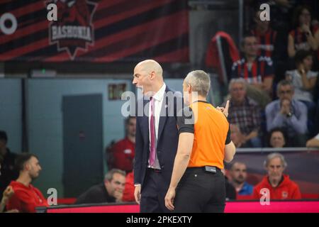 Vitoria-Gasteiz, Euskadi, Espagne. 6th avril 2023. Vitoria-Gasteiz, Espagne, 06th avril 2023 : L'entraîneur de Cazoo Baskonia Vitoria-Gasteiz, Joan Peñarroya parle avec un arbitre lors du tour 33rd de la ligue régulière de la Turkish Airlines EuroLeague 2022-23 entre Cazoo Baskonia Vitoria-Gasteiz et le LDLC ASVEL Villeurbanne, sur 6 avril 2023, à la Buesa Arena de Vitoria, en Espagne. (Credit image: © Alberto Brevers/Pacific Press via ZUMA Press Wire) USAGE ÉDITORIAL SEULEMENT! Non destiné À un usage commercial ! Banque D'Images