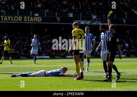 Ryan Porteous #22 de Watford est montré une carte jaune par l'arbitre de match David Webb pendant le match de championnat de Sky Bet Watford vs Huddersfield Town à Vicarage Road, Watford, Royaume-Uni, 7th avril 2023 (photo de Juan Gasparini/News Images) Banque D'Images