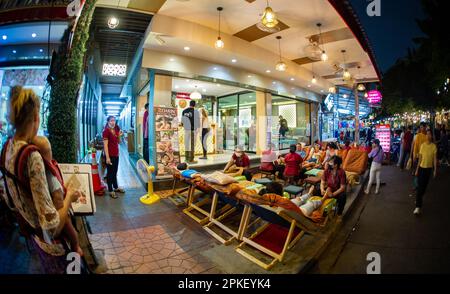 27 février 2023- Bangkok Thaïlande-Thai massage terrasses remplies de touristes dans le centre-ville de Bangkok, où les touristes combinent le massage traditionnel avec l'ent Banque D'Images